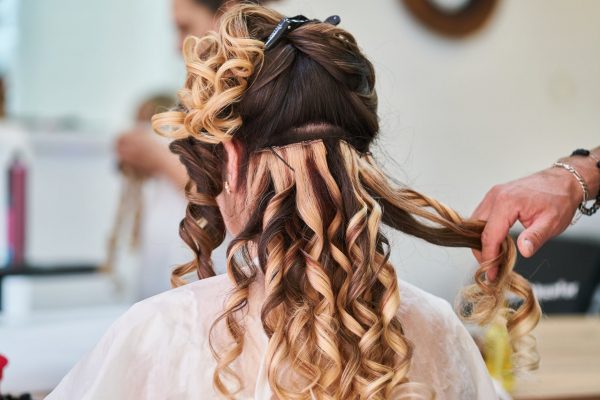  une femme commence une activité d'extension de cheveux au Nigeria 