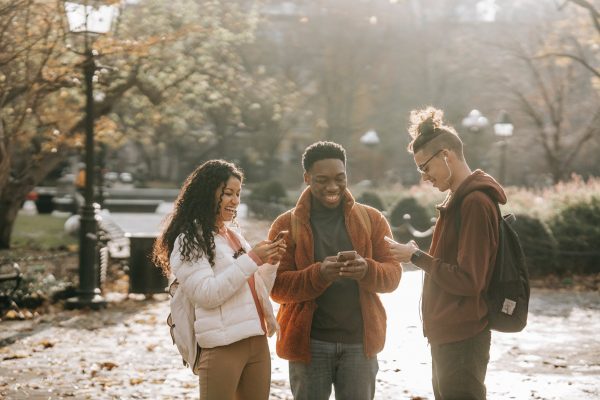 3 students learn to make money from their phones