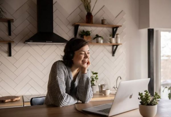 students on her laptop looking for Ways to earn online